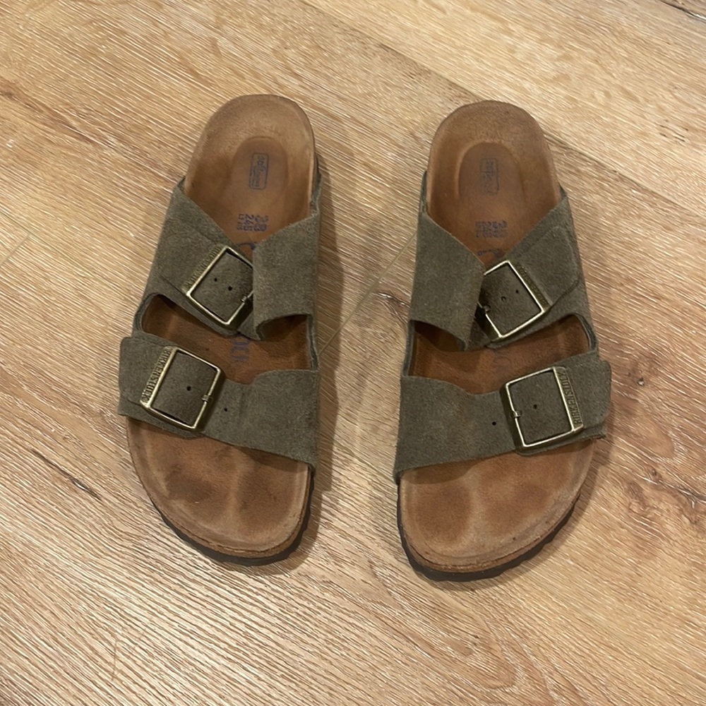 Arizona Soft Footbed
Suede Leather Olive Green Birkenstock size 38 size7-7 1/2